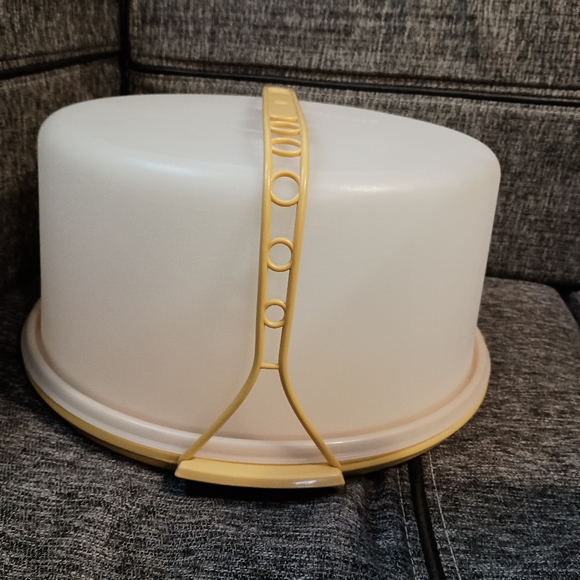 Vintage Tupperware Round Cake Carrier - Picture 2 of 15